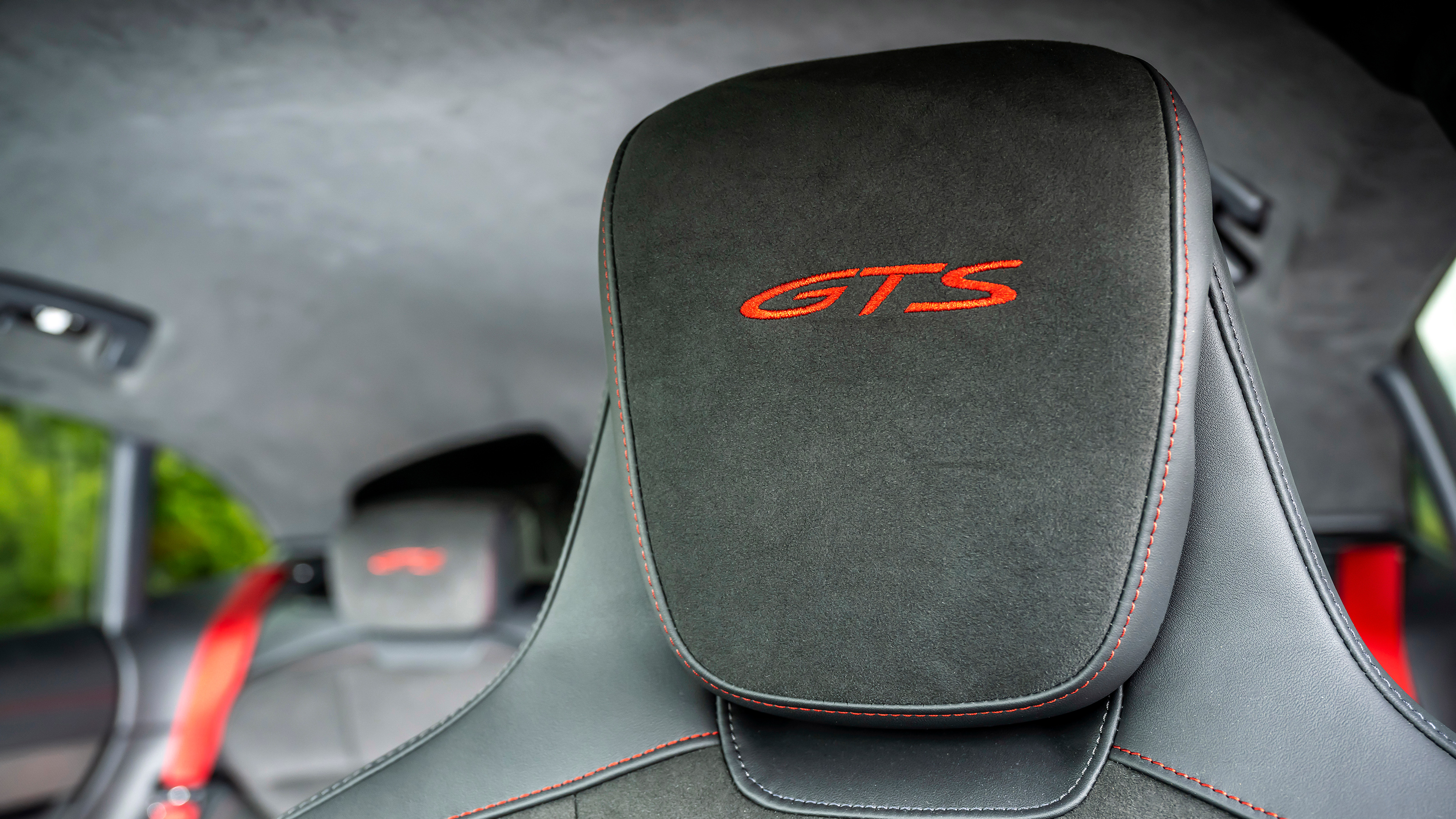 Porsche Taycan Sport Tursimo - headrest